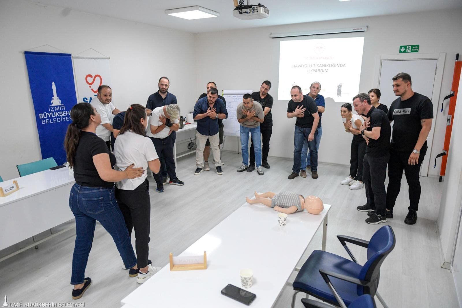 İzmir'de Binlerce Kişi Hayat Kurtarmaya Hazırlanıyor Büyükşehir'den 4 Bin 600'Den Fazla Kişiye Eğitim (1)