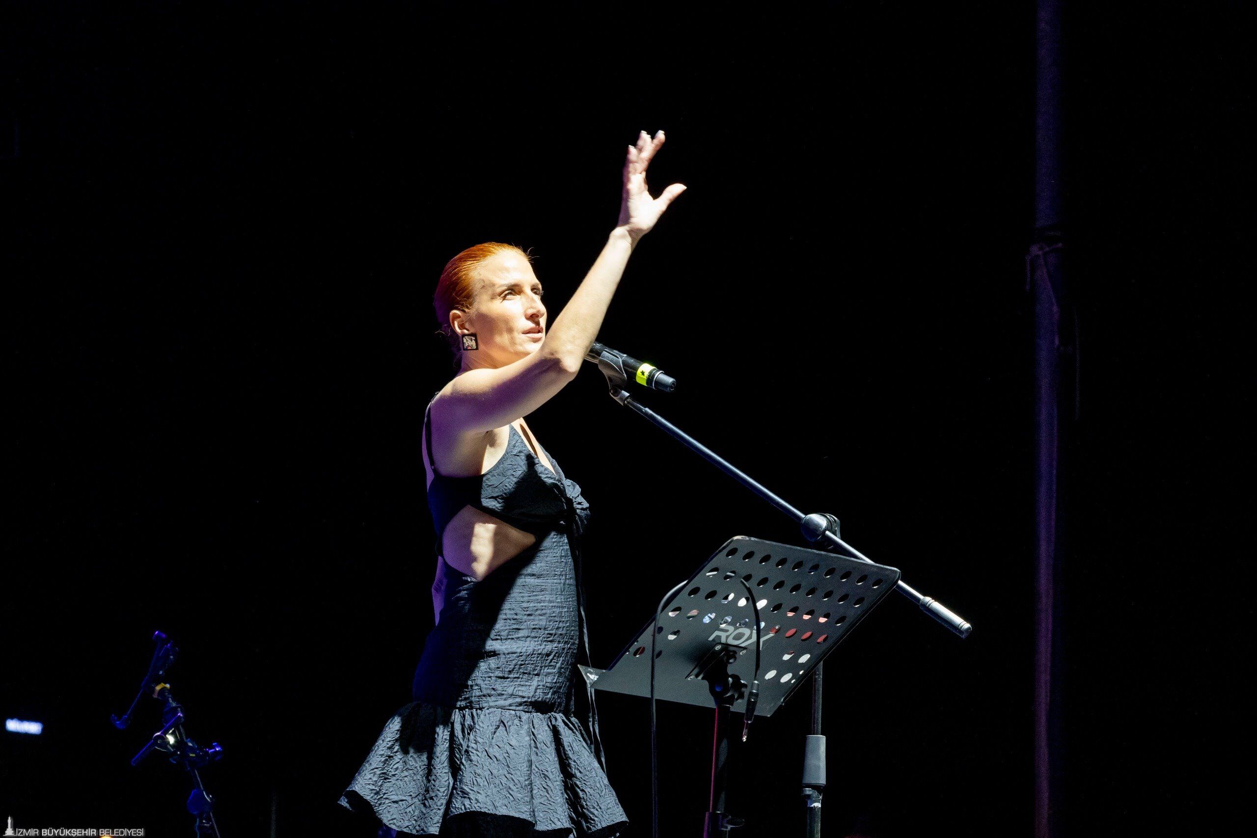 İzmir'de Çim Konserleri Coşkusu Evrim Özkaynak Ile Sürdü (2)