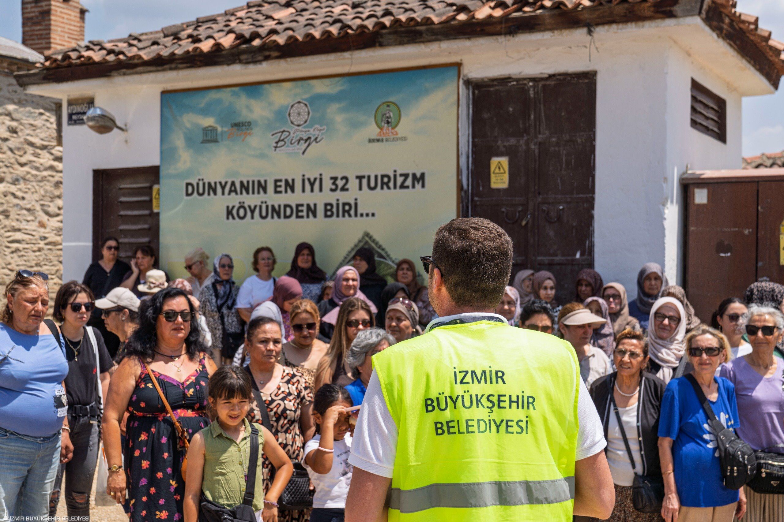İzmir'de Kültür Gezileriyle 3 Bin Kişi Kenti Keşfetti (1)