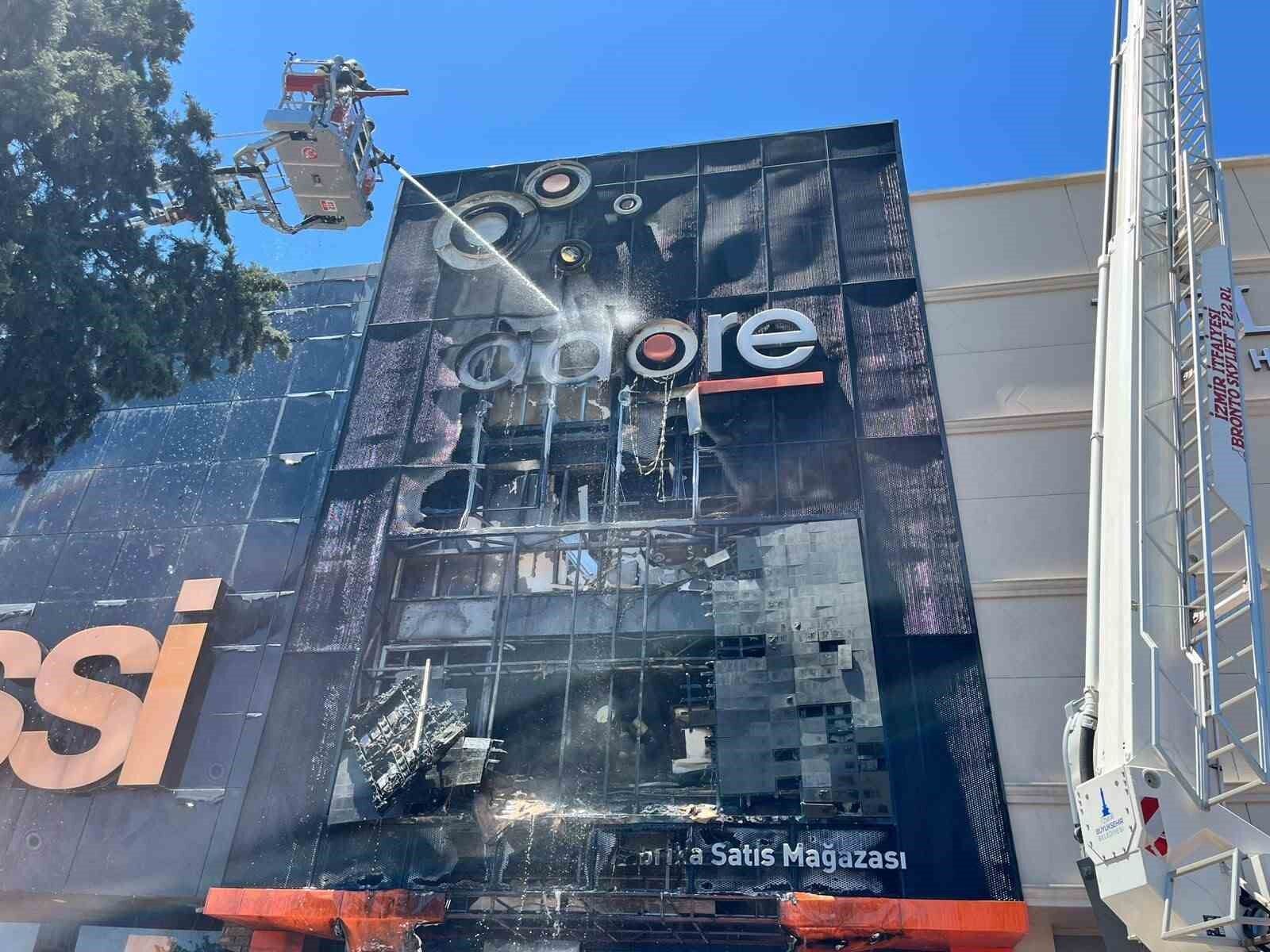 İzmir'de Mobilya Mağazasında Yangın! Büyük Hasar Oluştu (2)