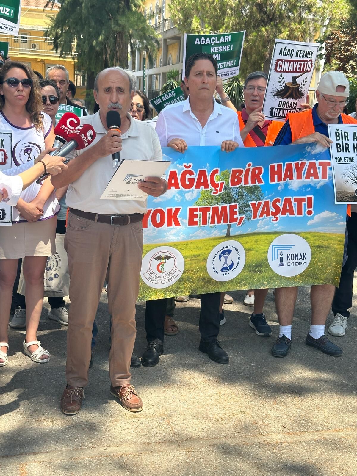İzmir'de Suat Seren Hastanesi'ndeki Ağaç Kesimine Tepki! (2)