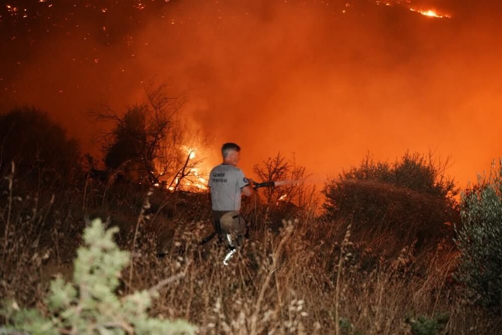 İzmir’in Kuzeyinde Orman Yangını Alarmı 22