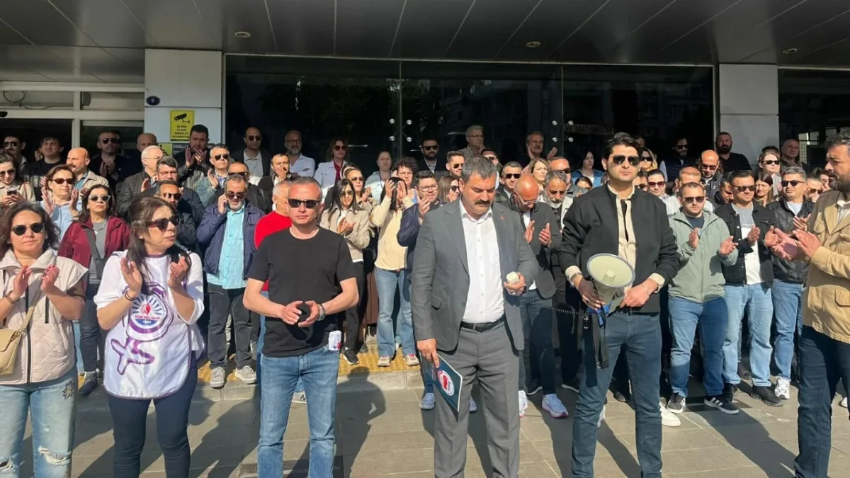Karşıyaka Belediyesi'nde Zafer Geriye Dönük Alacaklar Yatırıldı! (1)