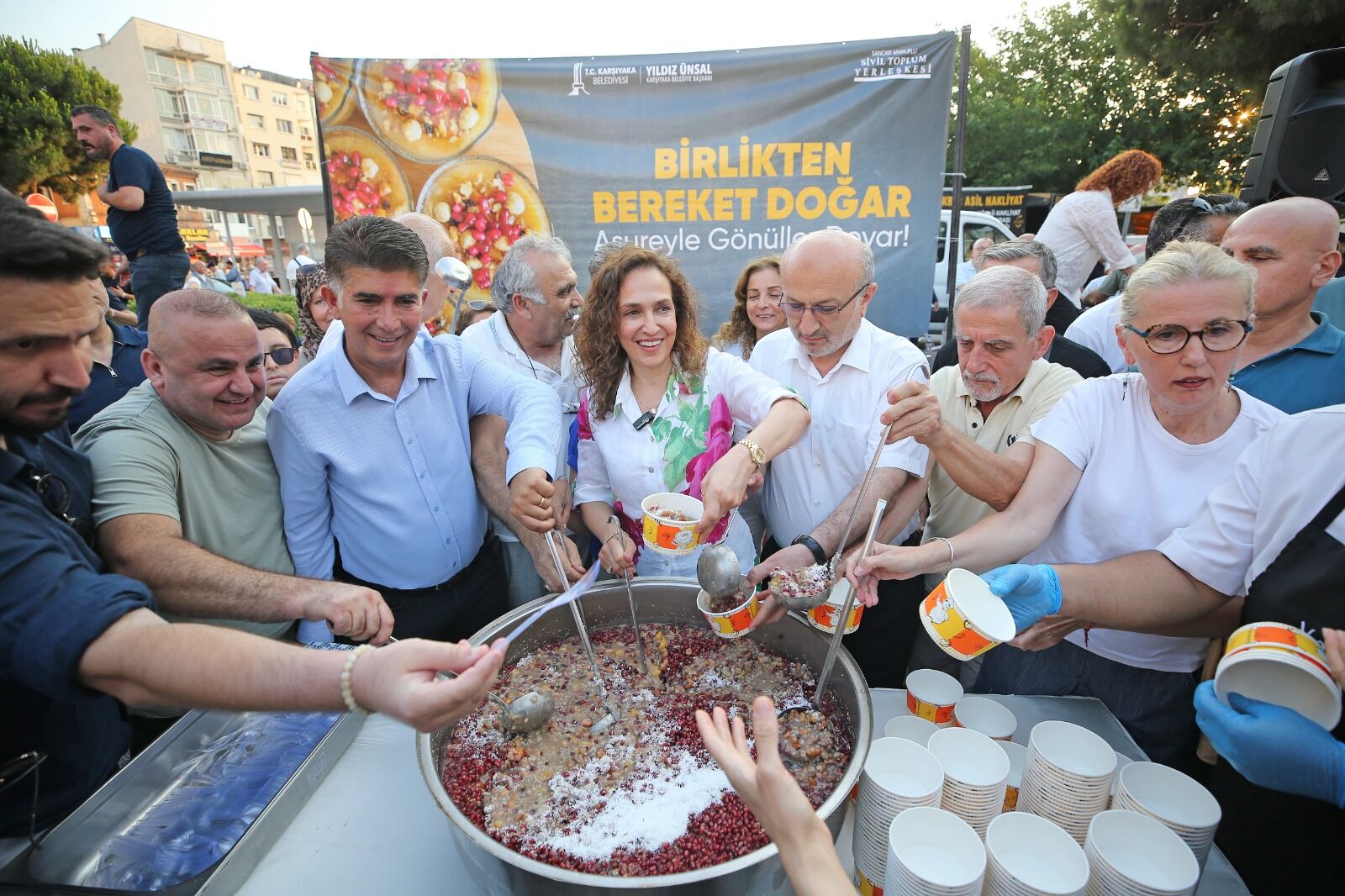 Karşıyakalılar Aşurenin Bereketini Paylaştı (1)