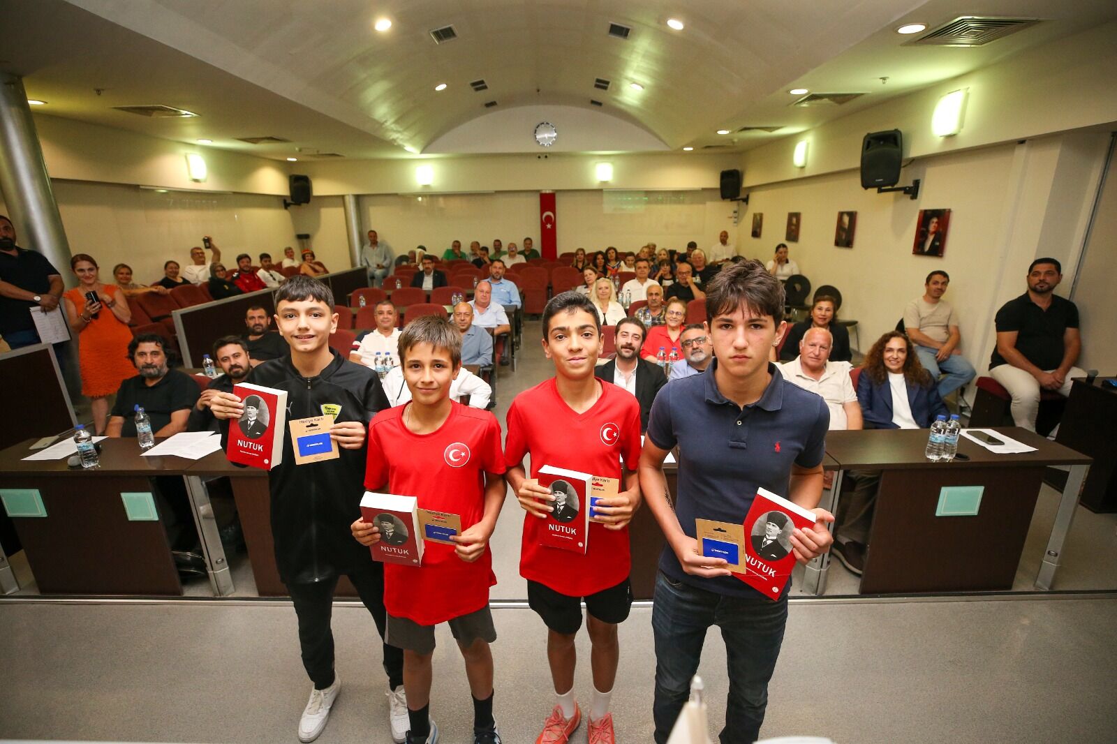 Karşıyaka'nın Şampiyon Gençleri Belediye Meclisi'nde Ödüllendirildi (2)