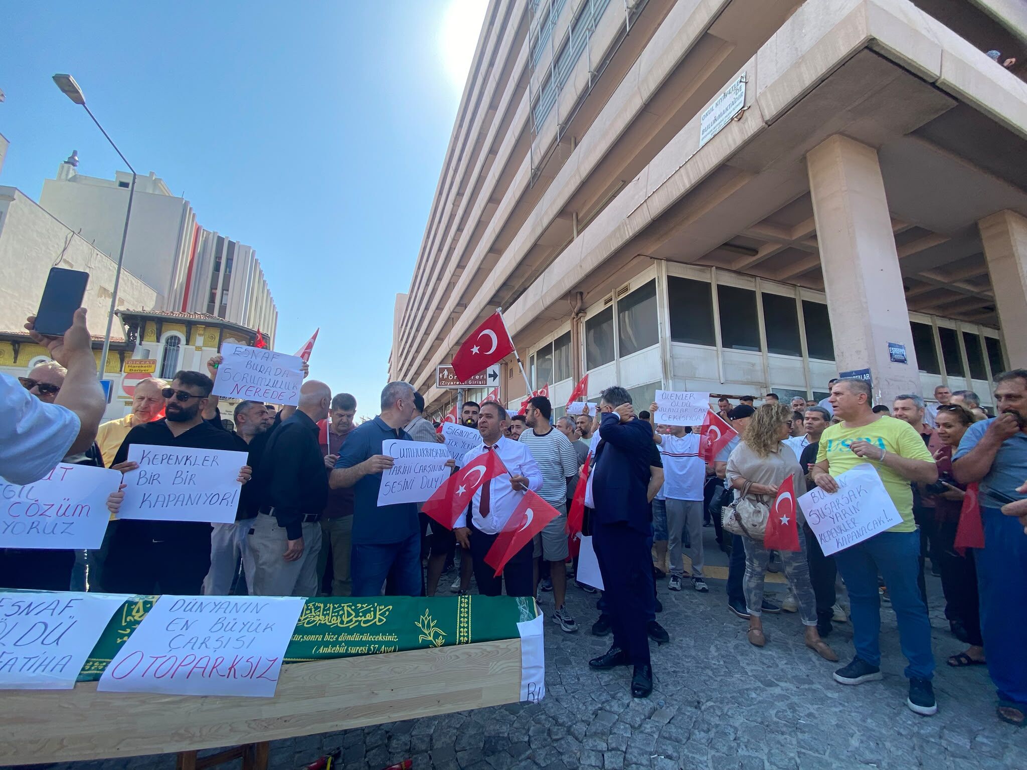 Kemeraltı Esnafını Bitiriyorlar! Tabut Protestoydu Yakında Biri Kendini Gerçekten Asacak! (2)-1