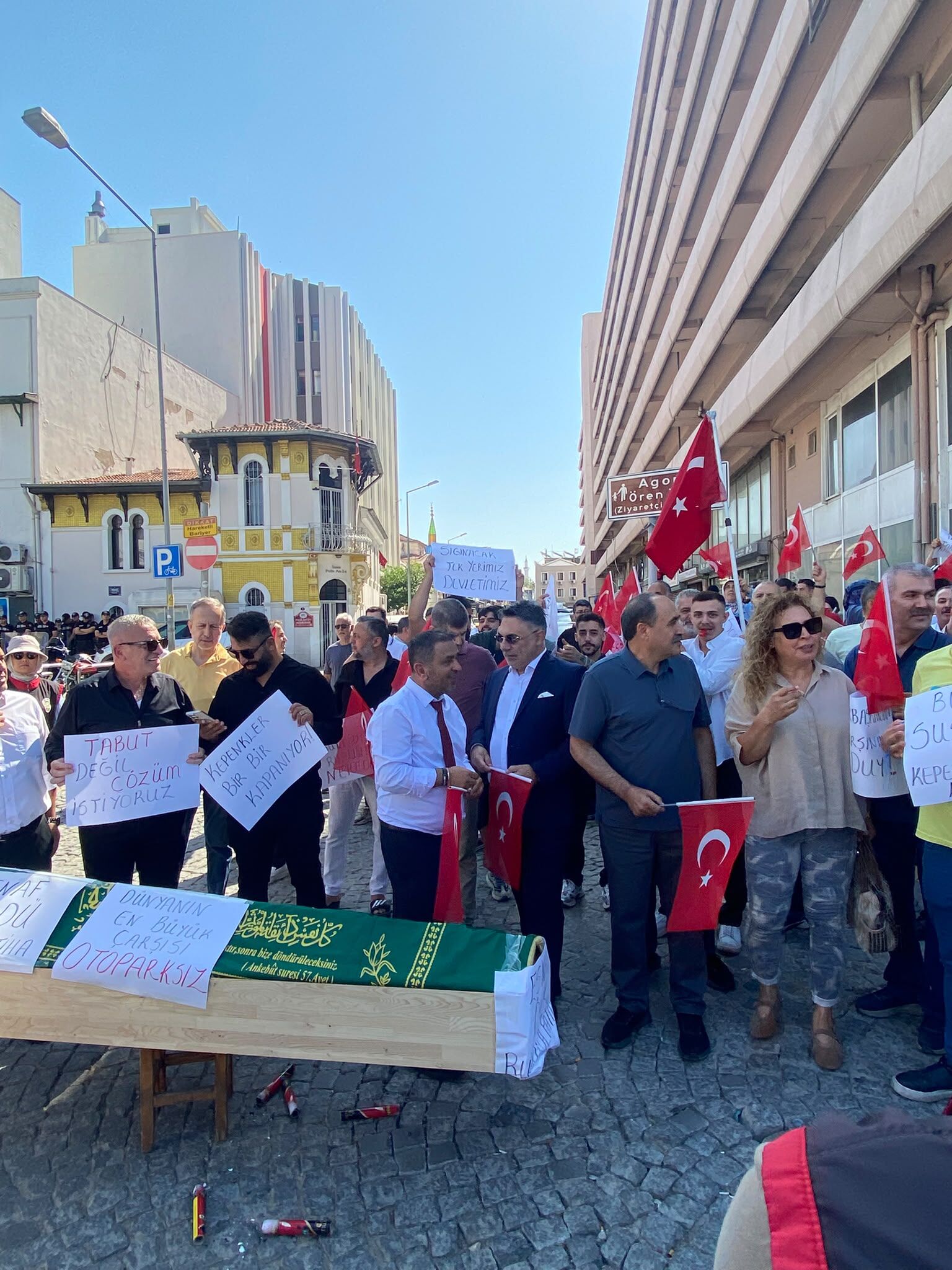 Kemeraltı Esnafını Bitiriyorlar! Tabut Protestoydu Yakında Biri Kendini Gerçekten Asacak! (3)