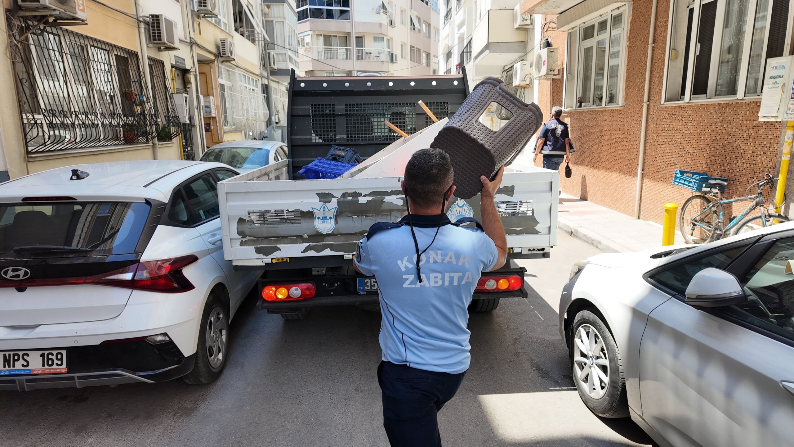 Konak'ta Kaldırım Işgaline Sıkı Denetim (1)
