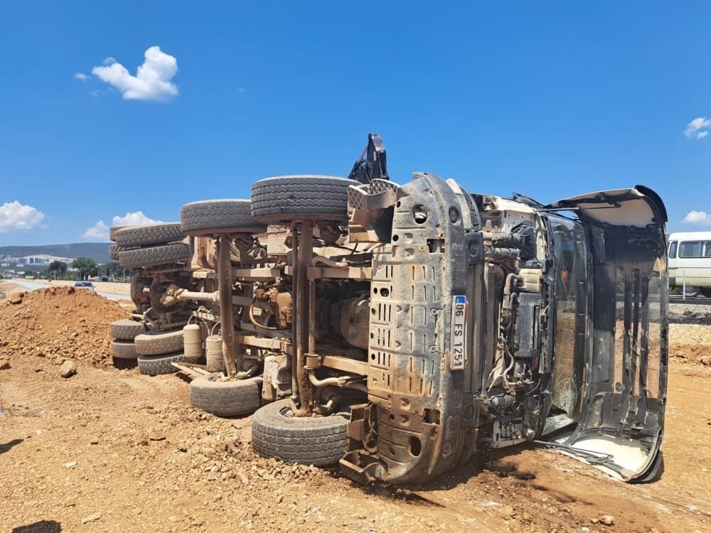 Kum Boşaltırken Devrilen Kamyonun Sürücüsü Yaralandı 111