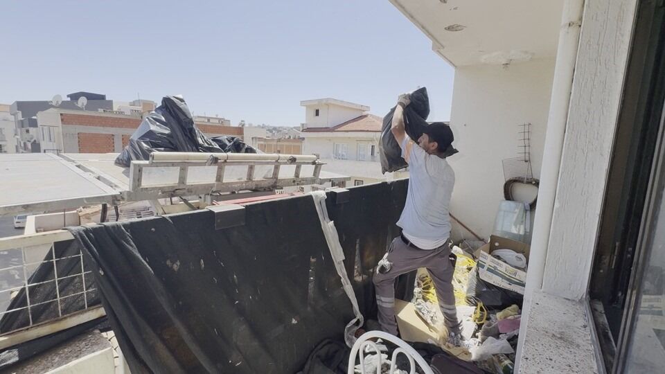 Kuşadası'nda Çöp Evden 2,3 Ton Atık Çıkarıldı 111