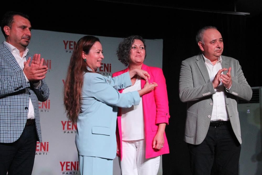 Manisa'da 15 Chp'li Belediye Başkanı Yeni̇ Parti'ye Katıldı