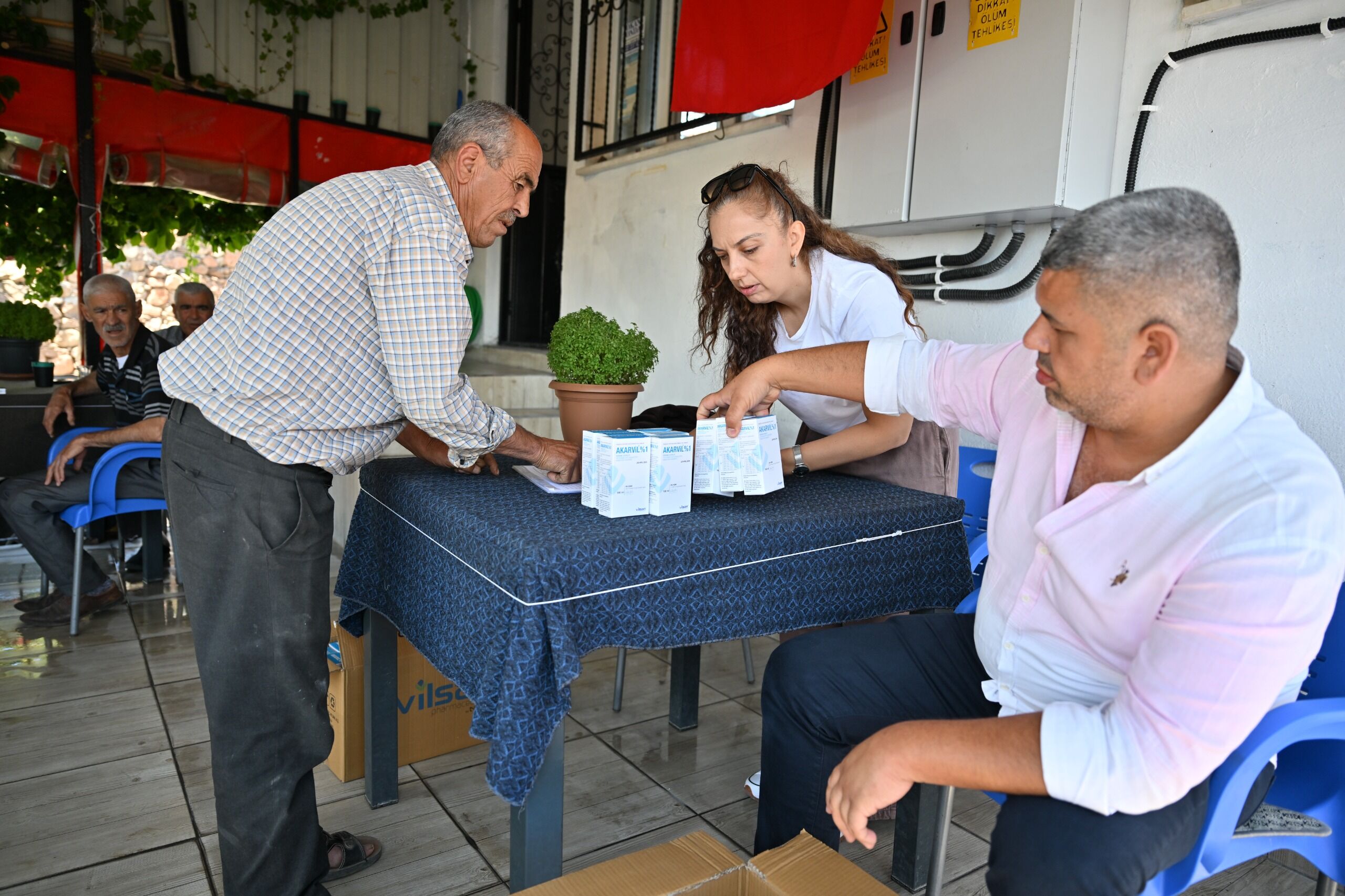 Manisa'da Kkka Önlemi 94 Üreticiye Parazit Ilacı Desteği! (1)