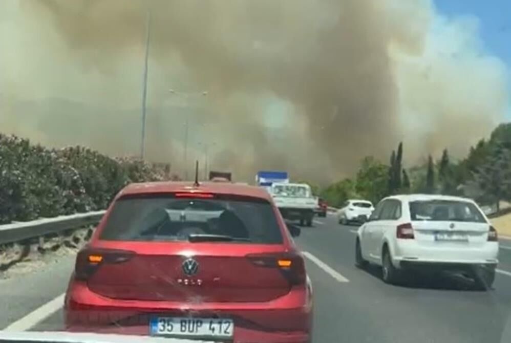 Manisa'da Orman Yangınında Alevler İzmir İstanbul Otoyolu'na Ulaştı