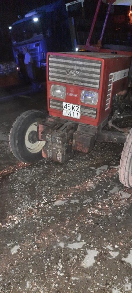 Manisa'da Otomobil Ile Traktör Çarpıştı 111