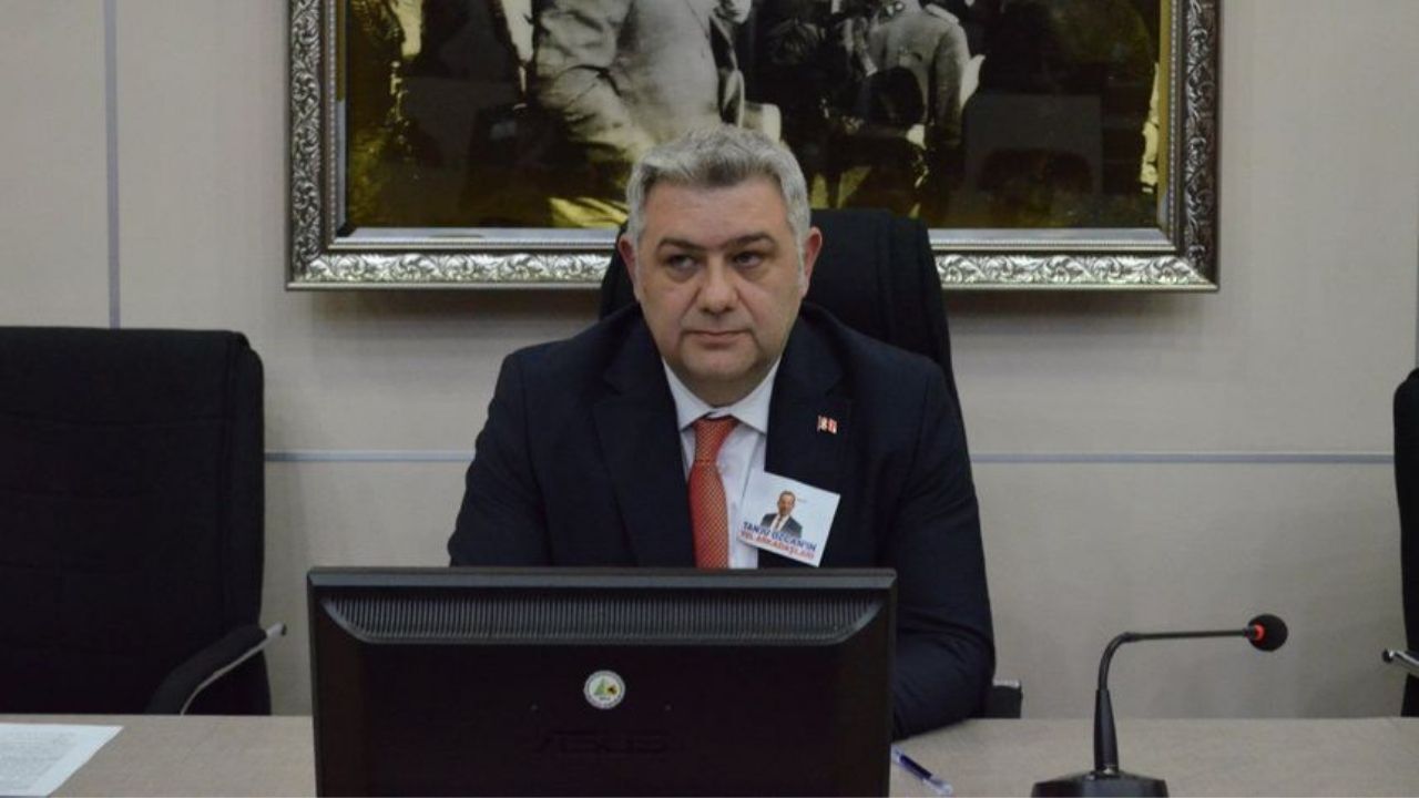 Mehmet Tuna Özcan1