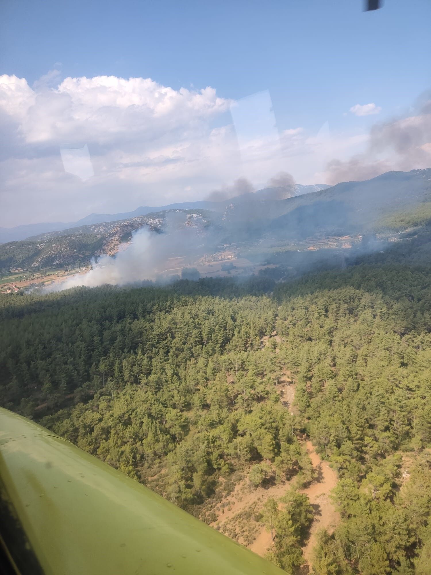 Muğla'da Orman Yangını Ekipler Alevlere Müdahale Ediyor (2)