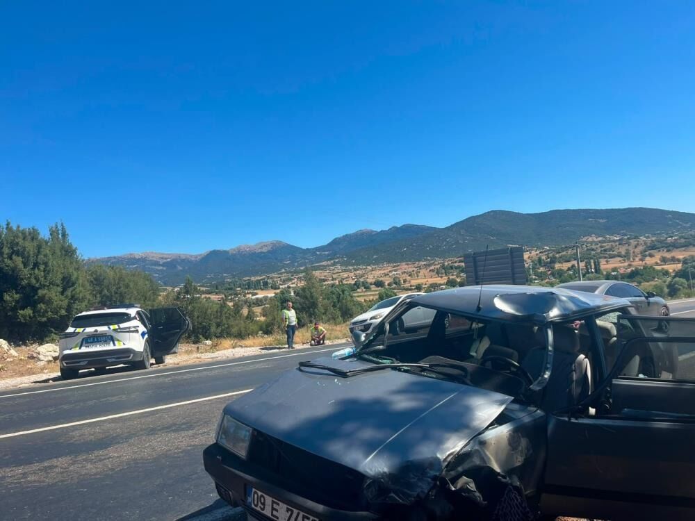 Seydikemer'de Otomobil Ile Motosiklet Çarpıştı