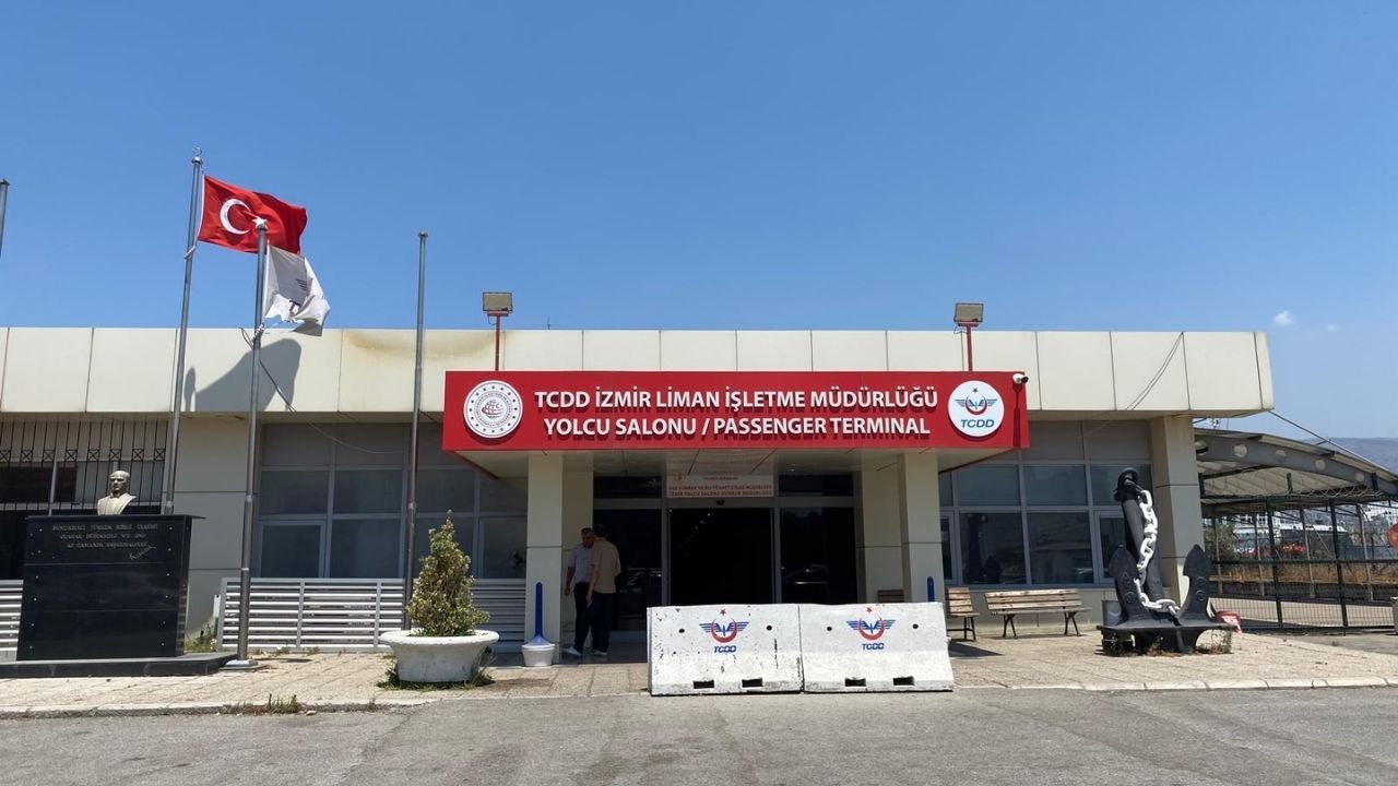 İzmir Alsancak Limanı’nın yük işletme hakkı şubat ayında TVF tarafından Albayrak Grubuna verilirken kruvaziyer kısmındaki belirsizlik halen sürüyor. Belirsizlik ortamında liman esnafına dükkanları boşaltmayı yönünde tebligat gönderildi.
