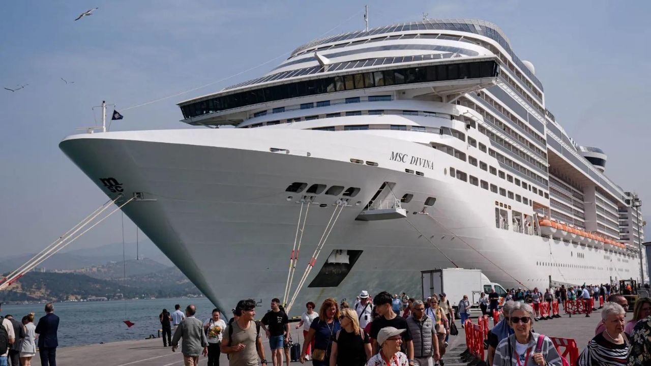 İzmir Alsancak Limanı’nın yük işletme hakkı şubat ayında TVF tarafından Albayrak Grubuna verilirken kruvaziyer kısmındaki belirsizlik halen sürüyor. Belirsizlik ortamında liman esnafına dükkanları boşaltmayı yönünde tebligat gönderildi.