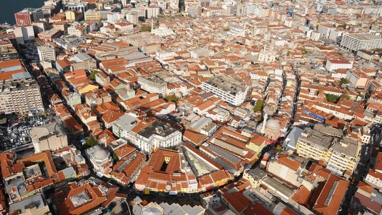 Danıştay kararı sonrası revize edilerek yeniden gündeme gelen Çeşme Turizm Projesi'nin gelirinin Kemeraltı'nın altyapısında kullanılacağı iddiaları tartışılıyor. Kemeraltı esnafı, projeye karşı olmadıklarını ancak turizm yatırımlarının şehir merkezinden kopuk planlanmaması gerektiğini söyledi.