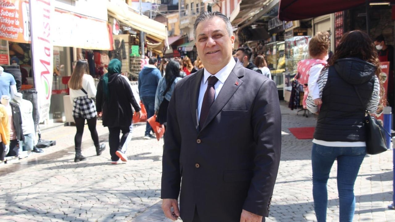Danıştay kararı sonrası revize edilerek yeniden gündeme gelen Çeşme Turizm Projesi'nin gelirinin Kemeraltı'nın altyapısında kullanılacağı iddiaları tartışılıyor. Kemeraltı esnafı, projeye karşı olmadıklarını ancak turizm yatırımlarının şehir merkezinden kopuk planlanmaması gerektiğini söyledi.