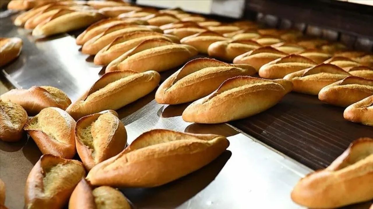 Ticaret Bakanlığı, ekmeğin daha uygun fiyatlarla satışa sunulmasını hedefleyen yeni bir yönetmelik taslağını hazırladı. Düzenlemeyle büyük ekmek fırınları için yeni kurallar getirilirken, tedarik zinciri güçlendirilecek ve kadın kooperatiflerine de destek sağlanacak.