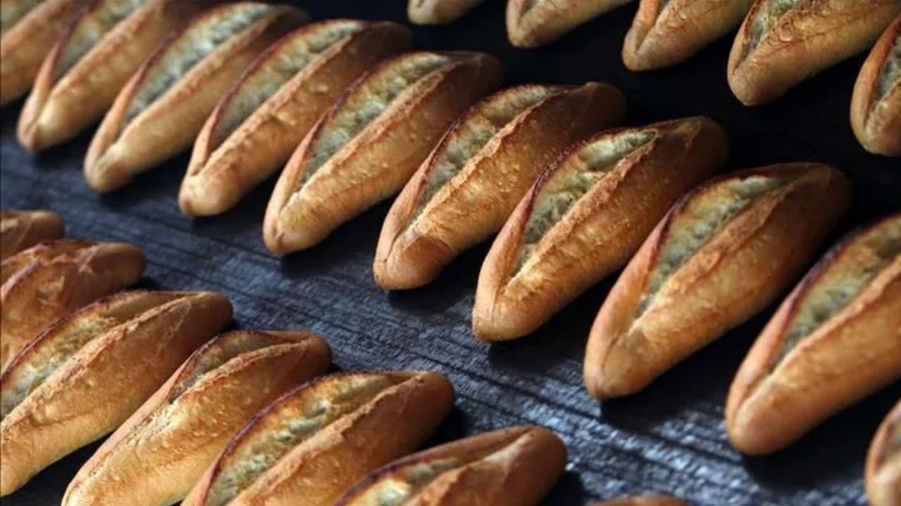Ticaret Bakanlığı, ekmeğin daha uygun fiyatlarla satışa sunulmasını hedefleyen yeni bir yönetmelik taslağını hazırladı. Düzenlemeyle büyük ekmek fırınları için yeni kurallar getirilirken, tedarik zinciri güçlendirilecek ve kadın kooperatiflerine de destek sağlanacak.