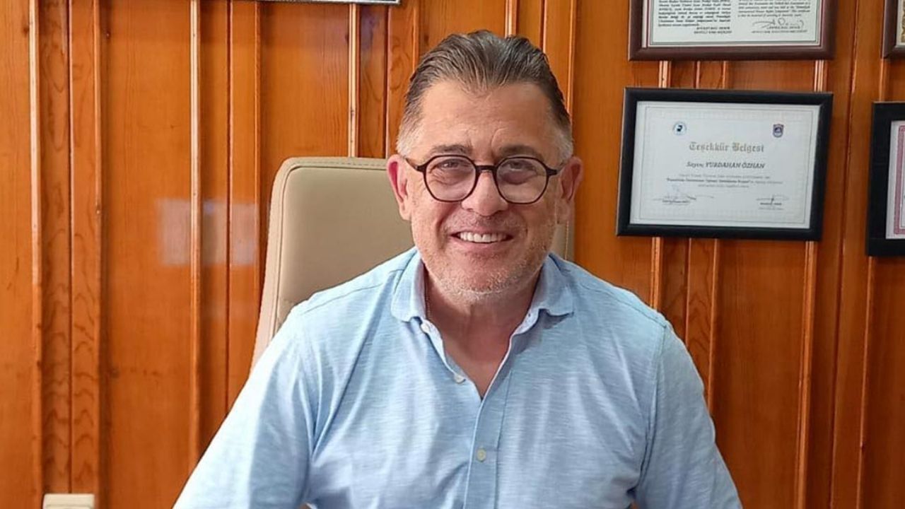 Erkan Hayla’nın “CHP’deyim” açıklaması sonrası Zafer Partisi cephesinden dikkat çeken çıkış geldi. İl Başkanı Yurdahan Özhan, rozetin Ümit Özdağ tarafından takıldığını belirterek, “Belki hâlâ bizim partimizdedir, ben de bilmiyorum” dedi.