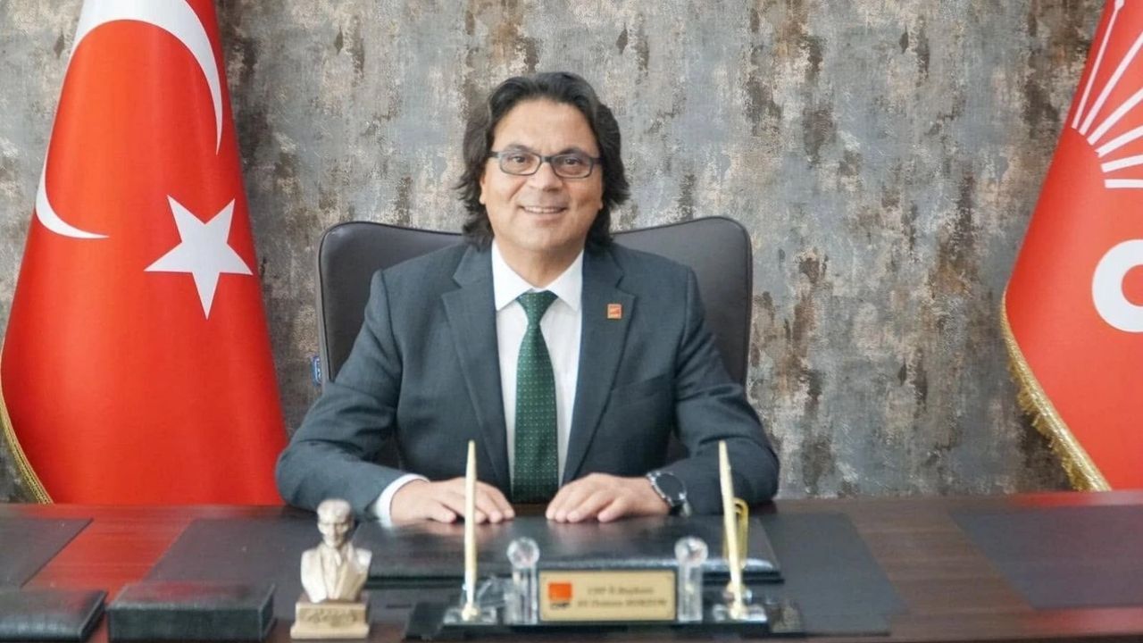 CHP Denizli İl Başkanlığı, Zafer Partisi lideri Ümit Özdağ’ın “partimize katıldı” diyerek rozet taktığı CHP’li Kale Belediye Başkanı Erkan Hayla’nın, parti değiştirmediğini açıkladı. CHP Denizli İl Başkanı Ali Osman Horzum, rozet takma anlarına ilişkin fotoğraflar ve konuyla ilgili yayımlanan haberlerle ilgili ise basın kuruluşlarını hedef aldı.