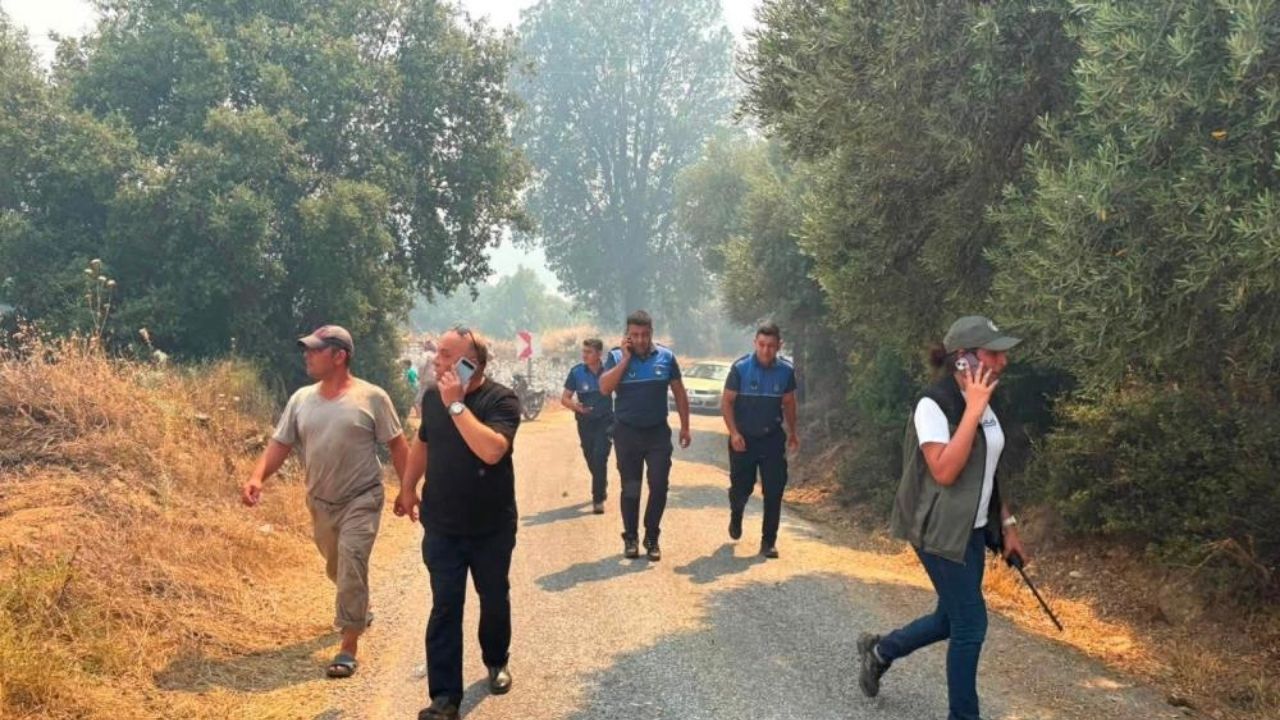 Aydın Bozdoğan’da rüzgârın etkisiyle büyüyen ziraat ve otluk alan yangınına 14 hava aracı ve onlarca kara ekibiyle dev müdahale sürüyor! Bölgede kritik saatler yaşanıyor.