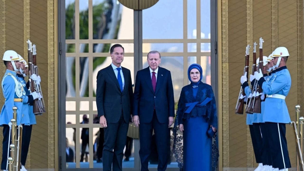 Ankara'daki 36. NATO Liderler Zirvesi'nin gala yemeğine Denizli'nin tescilli lezzeti damga vurdu. Denizli (Tavas) yanık yoğurdu Ankara NATO akşam yemeği menüsüne girdi.