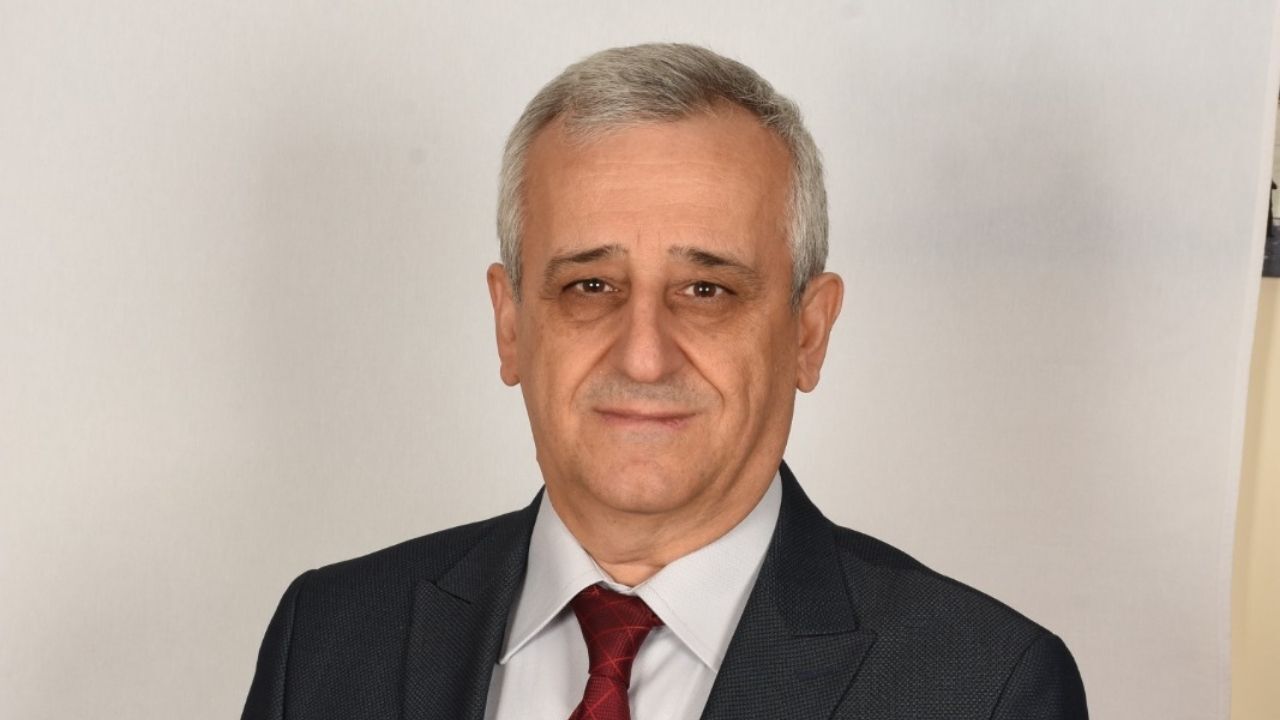 Türkiye peş peşe çıkan orman yangınlarıyla mücadele ederken, uzmanlardan çarpıcı değerlendirme geldi. Prof. Dr. Altay Uğur Gül, yangınlarla mücadelede hava araçlarının tek başına yeterli olmadığını vurgulayarak, güçlü yer ekipleri ve yeniden bağımsız Orman Bakanlığı kurulmasının artık zorunluluk hâline geldiğini ifade etti.