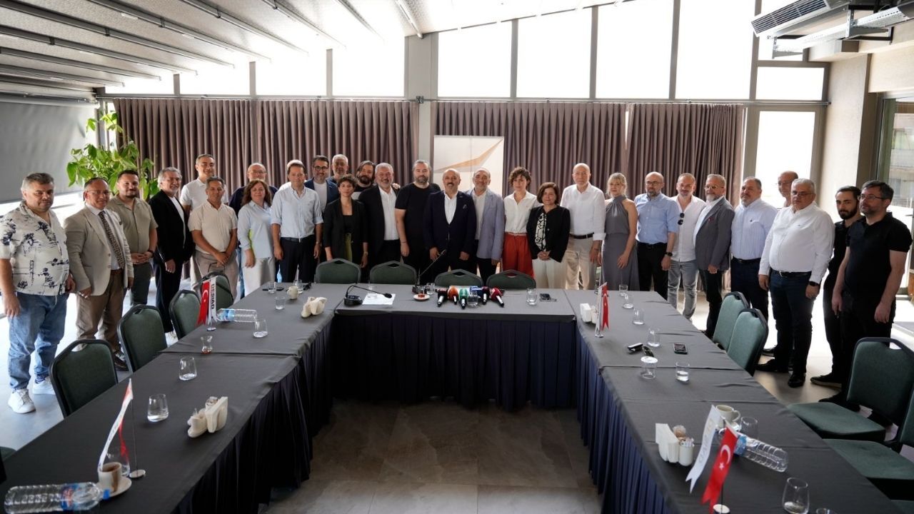 DESİAD Yönetim Kurulu, 2026 yılının ilk yarısını değerlendirdi. Dünyadaki jeopolitik gerilimlerin, küresel enflasyon risklerinin ve yurt içindeki siyasi çekişmelerin ekonomiyi kırılganlaştırdığını belirten DESİAD Başkanı Nuri Turgut, “Bugünün dünyasında da sanayinin ve üretmenin sadece ekonomik bir deyim olmadığını, artık bir milli güvenlik meselesi olduğunu çok rahatlıkla söyleyebiliriz” dedi.