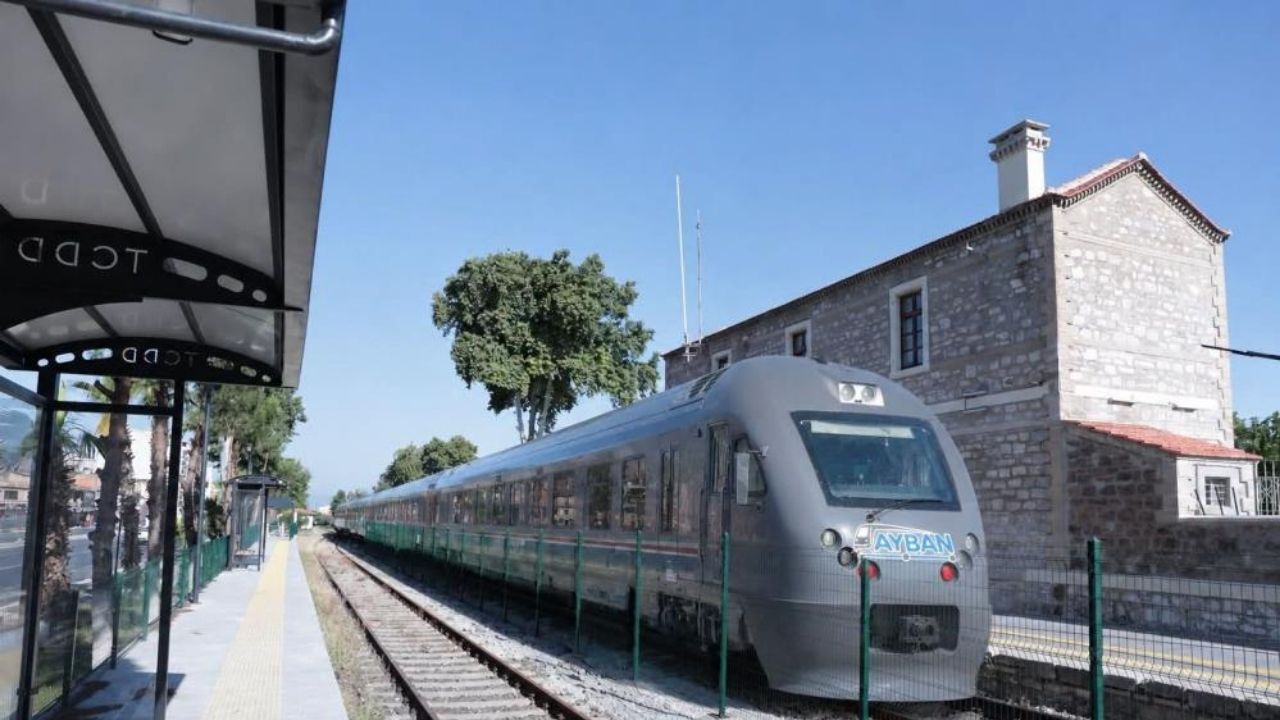İncirliova'dan Köşk'e uzanan yeni banliyö hattı AY-BAN, 17 Temmuz'da kapılarını açıyor. Şehir Hastanesi ve sanayi bölgelerini bağlayan hat, Aydın'da ulaşımı kökten değiştirecek.