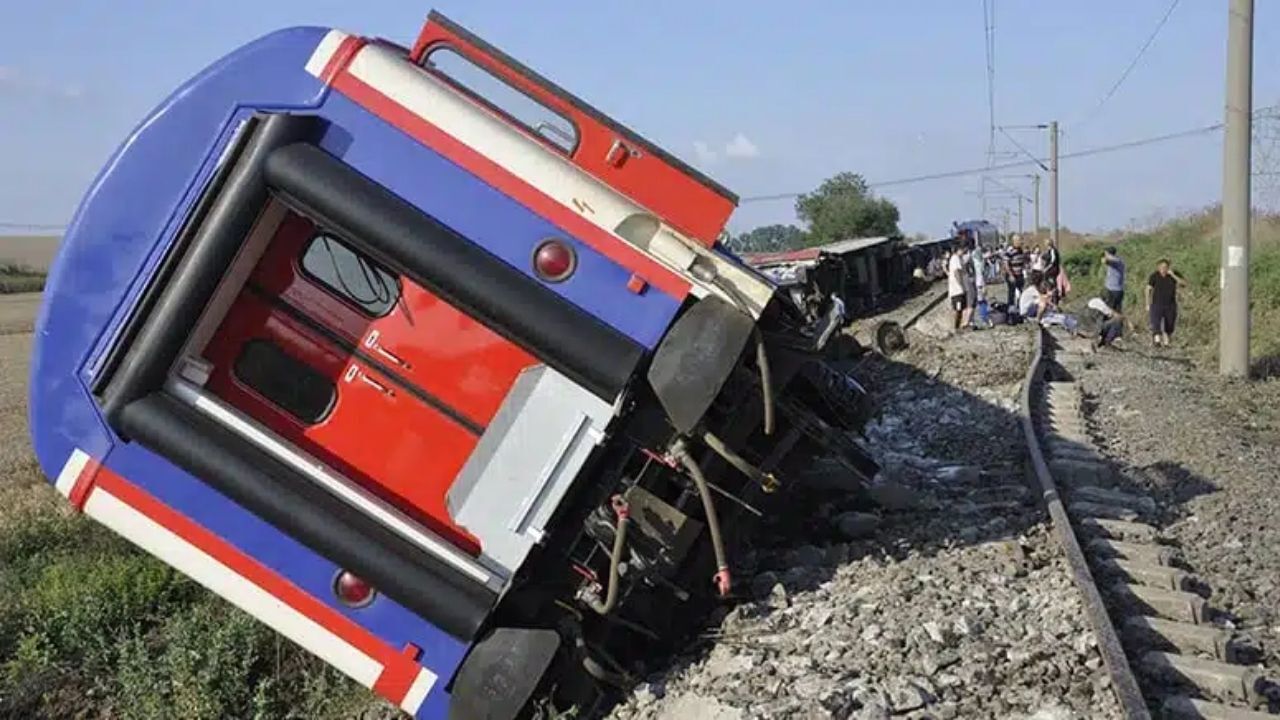 25 canı hayattan koparan Çorlu tren katliamı, ailelerin adliye kapılarında dövülüp sanık yapıldığı, skandal bilirkişi raporlarına karşı tırnaklarıyla kazıdığı bir adalet mücadelesine dönüştü. Bölge müdürlerine çıkan ceza acıları dindirmedi! Gözler şimdi Yargıtay ve asıl olarak da siyasilerde!