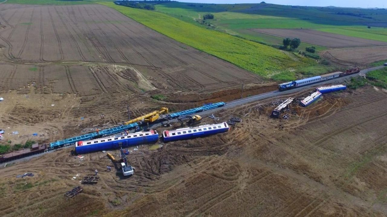 25 canı hayattan koparan Çorlu tren katliamı, ailelerin adliye kapılarında dövülüp sanık yapıldığı, skandal bilirkişi raporlarına karşı tırnaklarıyla kazıdığı bir adalet mücadelesine dönüştü. Bölge müdürlerine çıkan ceza acıları dindirmedi! Gözler şimdi Yargıtay ve asıl olarak da siyasilerde!