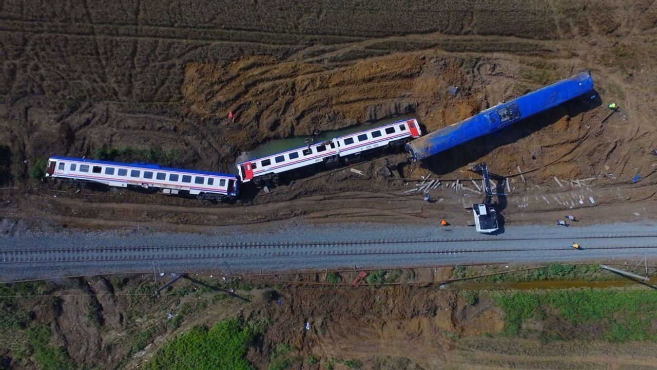 25 canı hayattan koparan Çorlu tren katliamı, ailelerin adliye kapılarında dövülüp sanık yapıldığı, skandal bilirkişi raporlarına karşı tırnaklarıyla kazıdığı bir adalet mücadelesine dönüştü. Bölge müdürlerine çıkan ceza acıları dindirmedi! Gözler şimdi Yargıtay ve asıl olarak da siyasilerde!
