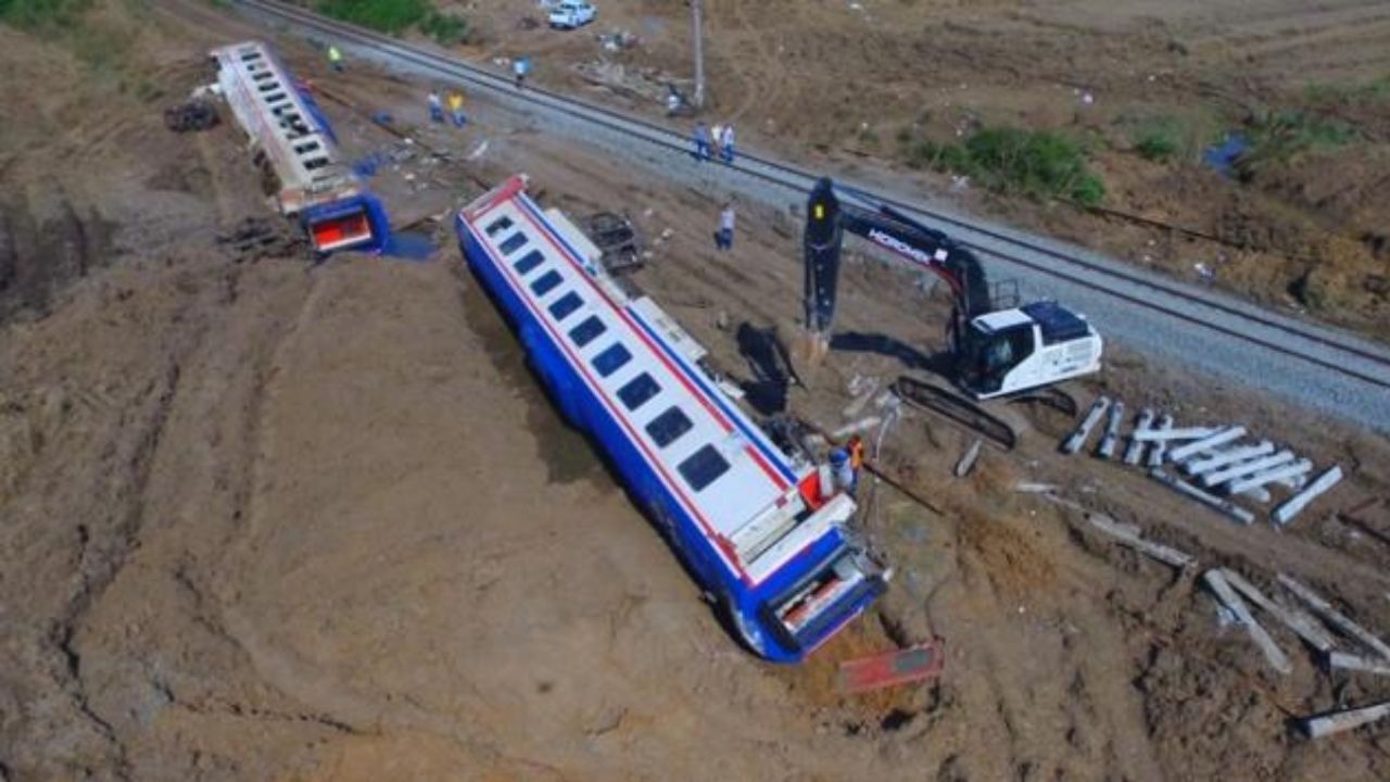 25 canı hayattan koparan Çorlu tren katliamı, ailelerin adliye kapılarında dövülüp sanık yapıldığı, skandal bilirkişi raporlarına karşı tırnaklarıyla kazıdığı bir adalet mücadelesine dönüştü. Bölge müdürlerine çıkan ceza acıları dindirmedi! Gözler şimdi Yargıtay ve asıl olarak da siyasilerde!