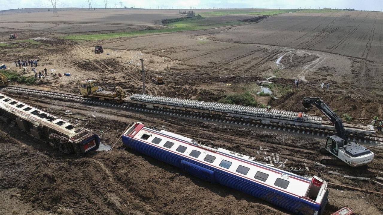 25 canı hayattan koparan Çorlu tren katliamı, ailelerin adliye kapılarında dövülüp sanık yapıldığı, skandal bilirkişi raporlarına karşı tırnaklarıyla kazıdığı bir adalet mücadelesine dönüştü. Bölge müdürlerine çıkan ceza acıları dindirmedi! Gözler şimdi Yargıtay ve asıl olarak da siyasilerde!