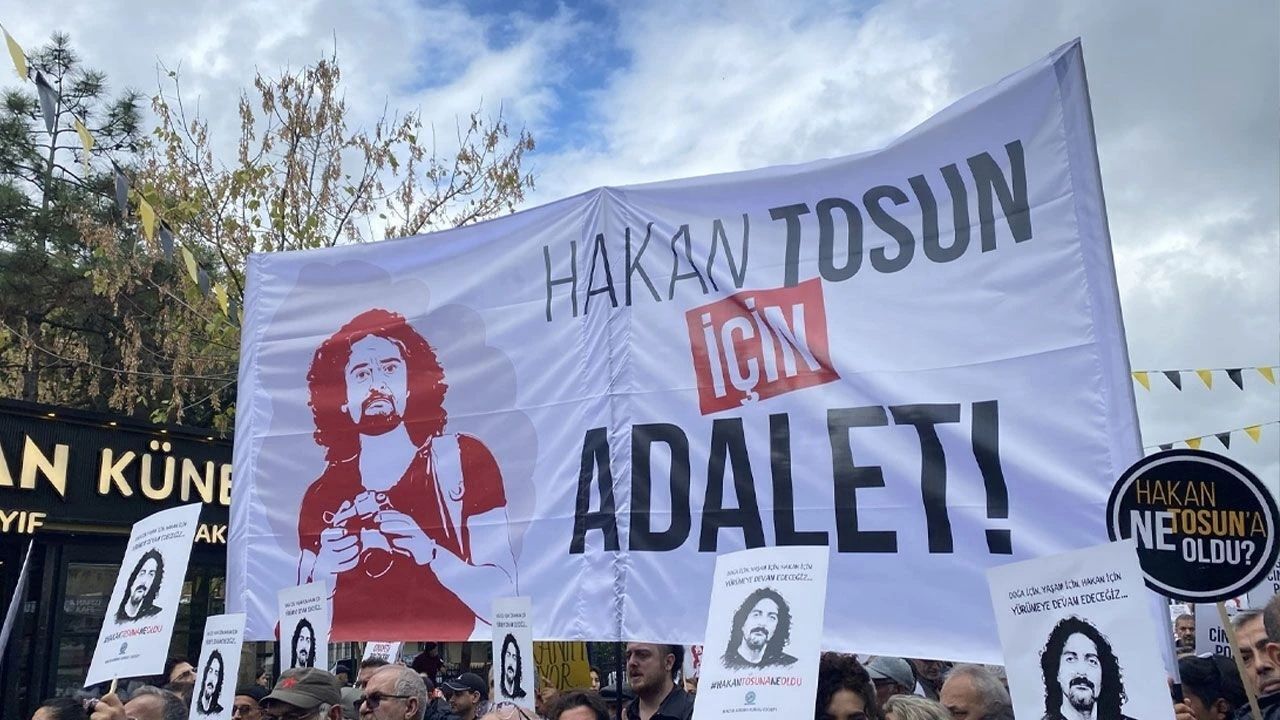 İstanbul Esenyurt'ta sokak ortasında katledilen gazeteci Hakan Tosun davasında tutuklu sanık Abdurrahman Murat, mahkemedeki savunmasında namaz kıldığını belirterek kendini savunması tepki çekti.