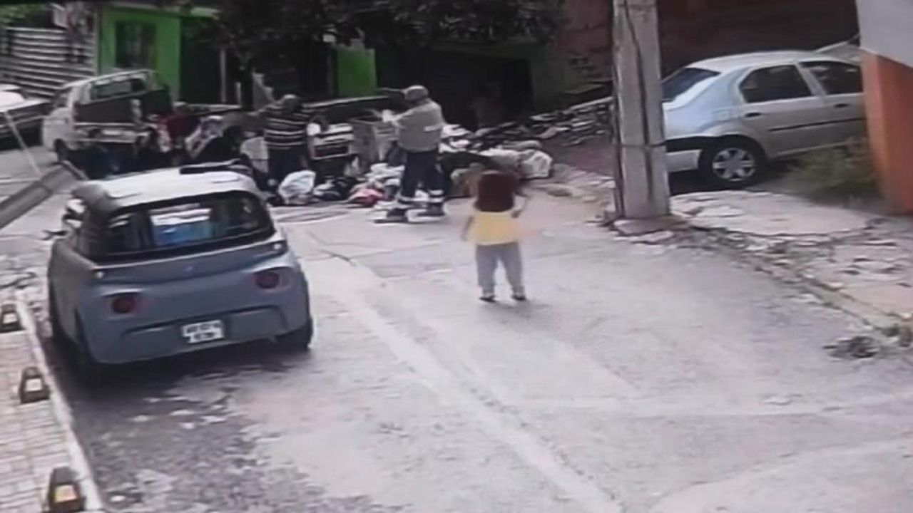 İzmir’de yanlışlıkla çöpe atılan ve içinde 400 bin lira olan poşet, atık toplama merkezinde aranırken konteynerde bulundu.