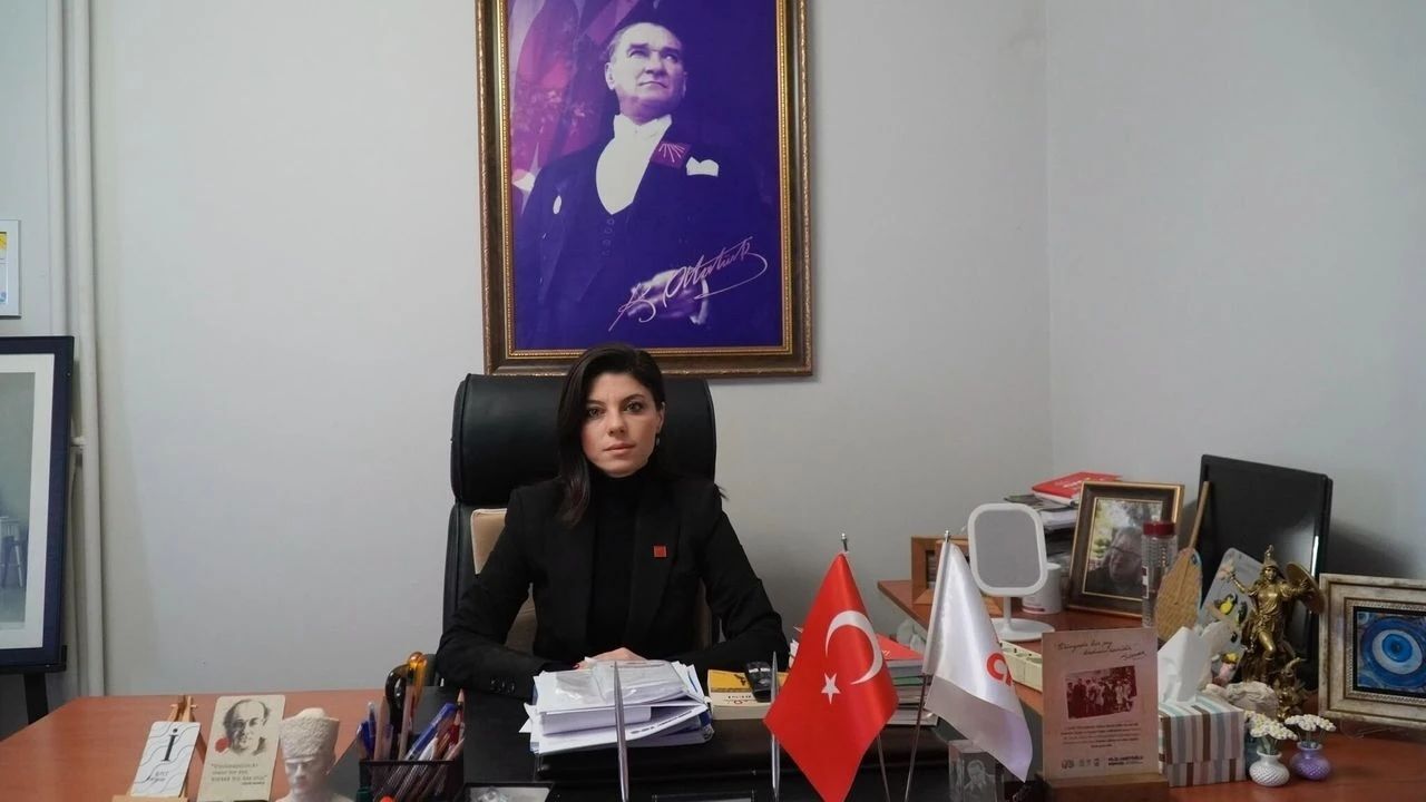 Selçuk'ta yapımına 2015 yılında başlanan 50 yataklı devlet hastanesi, iptal edilen ihaleler, ekonomik krizler ve yüklenici kaynaklı sorunlar nedeniyle 11 yıldan beri hizmete açılamadı. Halk ilçeden başka hastanelere gitmek sorunda kalırken, CHP Selçuk İlçe Başkanı İpek Onbaşıoğlu, projenin maliyetinin 380 milyon lirayı aşmasına isyan etti.