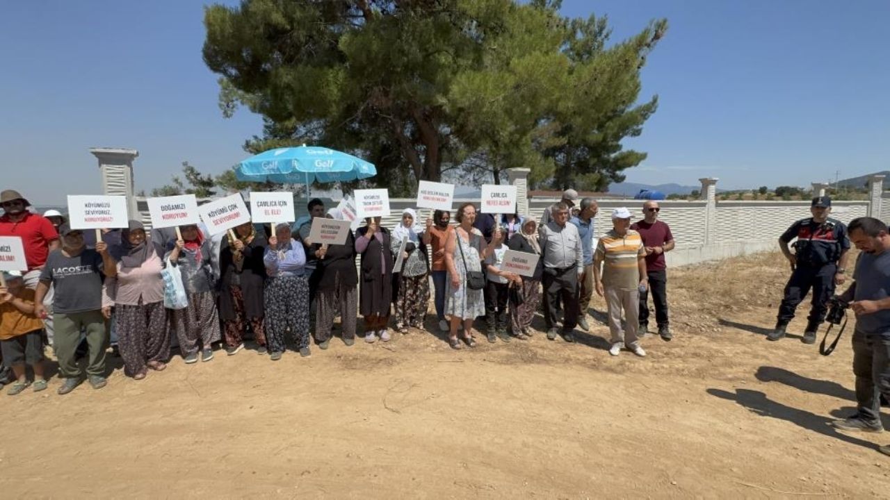 İzmir Torbalı’da kurulmak istenen 57 bin kapasiteli tavuk çiftliğine karşı açılan davada bilirkişi keşfi yapıldı. Kirlilik ve koku endişesiyle eylem yapan köylülere belediyeden de destek geldi.