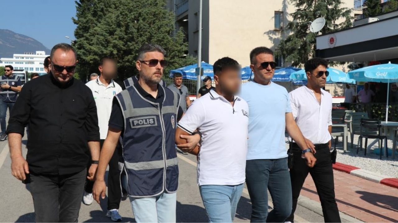 Denizli’de dört kişinin yaralandığı eğlence mekanına saldırı olayının arkasından, Pamukkale Üniversitesi Hastanesi saldırısında da köstebeklik yapan 21 yaşındaki Şefikcan Uyumaz çıktı.