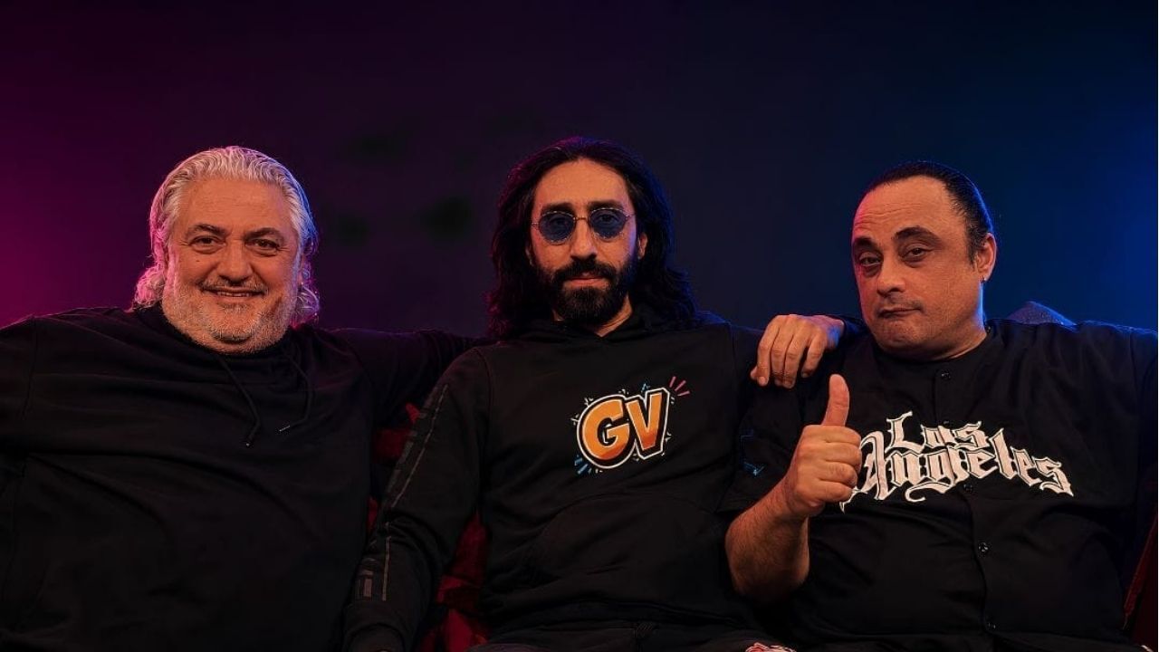 Mizahi diliyle nesilleri büyüten Grup Vitamin, yeni teklisi "Hoop Cumburlop" ile yazı selamlıyor! Her şeyi bırakıp Bodrum'a kaçma hissi veren rengârenk klip YouTube'da yayımlandı.