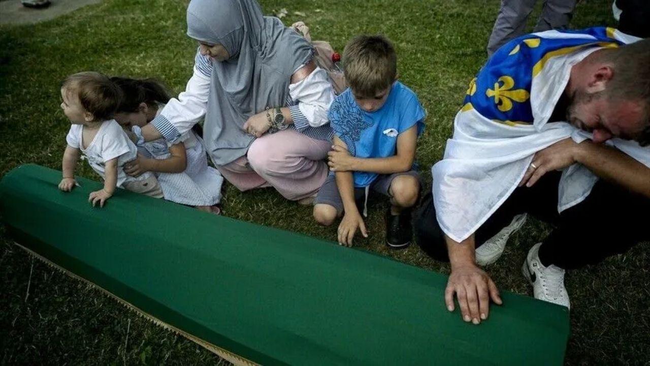 Srebrenitsa’da 1995 yılında yaşanan ve modern tarihin en büyük trajedilerinden biri olarak kabul edilen katliamın üzerinden 31 yıl geçti. Soykırımın 31. Yılında kimlik tespiti yapılan ve ailesinin onay verdiği 10 soykırım kurbanı daha Potoçari Anıt Mezarlığı’na defnedilecek.
