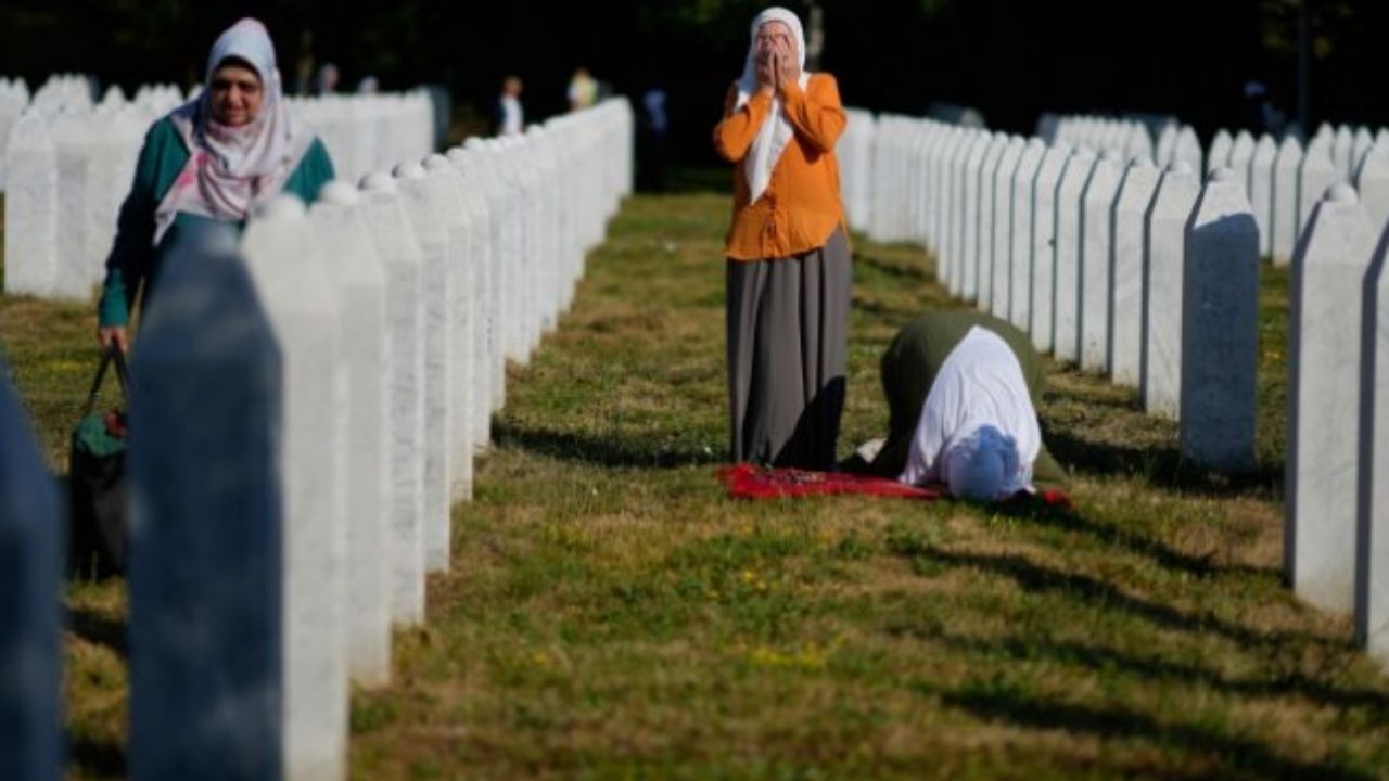 Srebrenitsa’da 1995 yılında yaşanan ve modern tarihin en büyük trajedilerinden biri olarak kabul edilen katliamın üzerinden 31 yıl geçti. Soykırımın 31. Yılında kimlik tespiti yapılan ve ailesinin onay verdiği 10 soykırım kurbanı daha Potoçari Anıt Mezarlığı’na defnedilecek.