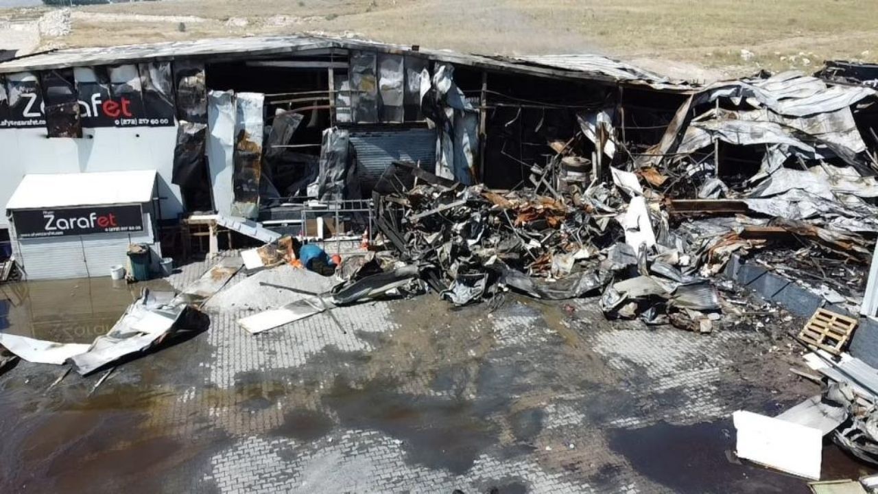 Afyonkarahisar Şuhut OSB'de çıkan ve beş saatte söndürülen yangın, et işleme fabrikasını enkaza çevirdi. Tesisin çatısındaki güneş panelleri de dâhil olmak üzere büyük maddi hasar meydana geldi.