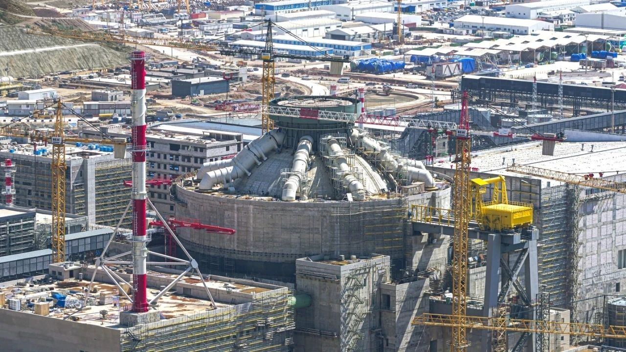 Rusya, Mersin’de inşası süren Akkuyu Nükleer Güç Santrali’nin ilk ünitesini 2026 yılı bitmeden devreye alacağını duyurdu. Projenin çevresel riskleri ve maliyet tartışmaları yeniden gündeme geldi. Alım garantisi verildiğinde 1,50 lira olan kur bugün 47 liraya ulaşırken, aradaki farkın kamu zararı olarak bütçeye yansıması ise tartışmaları alevlendiriyor.