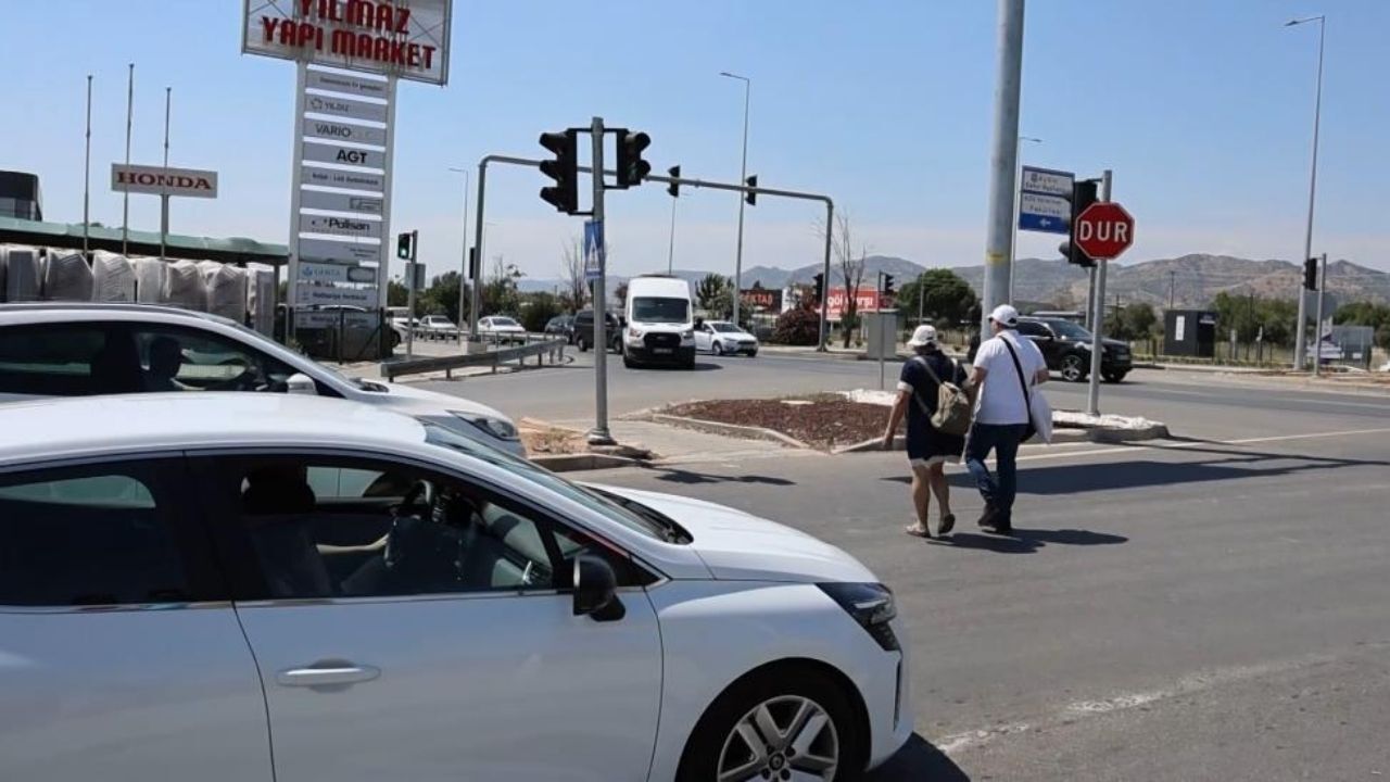 Aydın Şehir Hastanesi yolunda yaya güvenliği alarm veriyor! Tedavi için her gün ölümle burun buruna gelen hastalar, beton mikseri faciasının ardından yetkililerden acil üst geçit istiyor.
